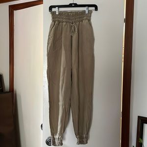 Bella Dahl faded mustard color 100% linen jogger pant.